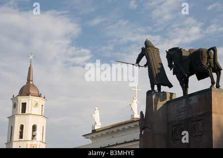 Monument à Grand-duc Gediminas et Basilique Cathédrale et Tour de l'horloge dans le centre historique de Vilnius Lituanie Banque D'Images