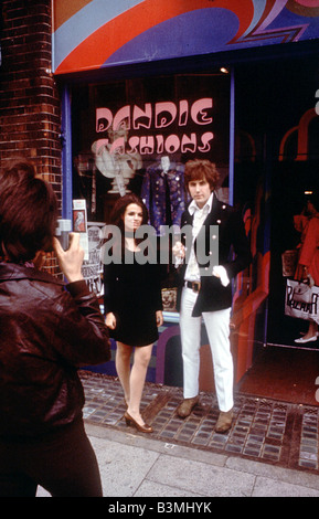 Dans le mode Swinging London Kings Road en 1966 Banque D'Images