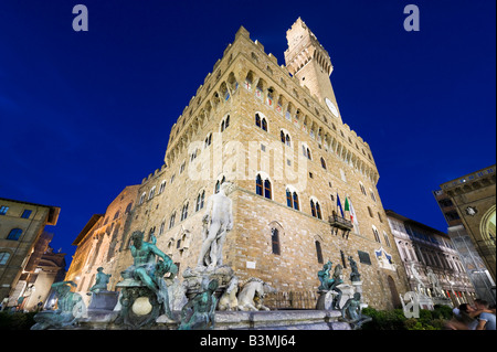 Palazzo Vecchio et fontaine de Neptune la nuit, la Piazza della Signoria, Florence, Toscane, Italie Banque D'Images