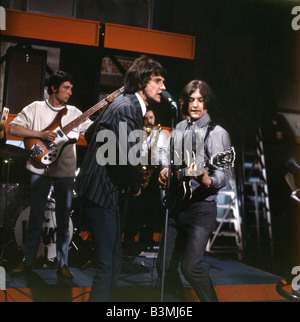 KINKS UK pop groupe sur le téléviseur Ready Steady Go en 1965. Photo: Tony Gale avec Ray Davis au chant, Mick Avory à gauche et Dave Davies à droite Banque D'Images