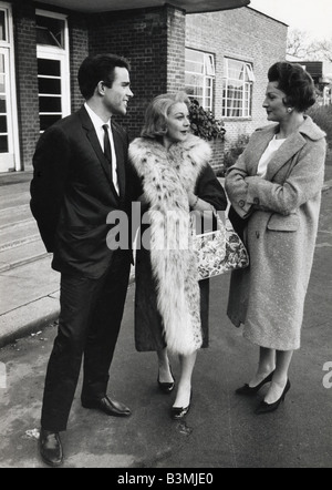 Printemps DE PIERRE ROMAIN Mme Vivien Leigh avec co-stars Warren Beatty et Coral Browne chat à Pinewood Studios en 1961 Banque D'Images