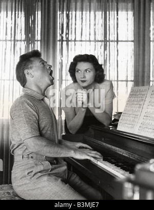 MICKEY ROONEY et acteur de cinéma américain sa quatrième épouse Elaine Devry en 1956 Banque D'Images