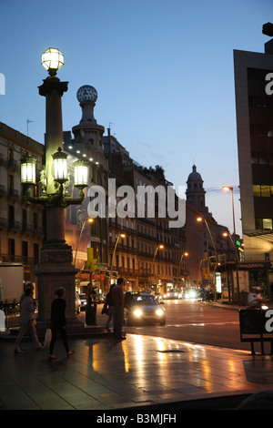 Soirée le trafic de Barcelone sur la Carrer de San Felice Banque D'Images