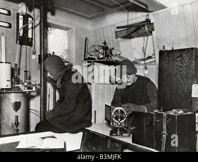 SIR Ernest Shackleton l'expédition Antarctique 1914 : l'intérieur de la Rocaille laboratoire. Photo de Frank Hurley - voir description ci-dessous Banque D'Images