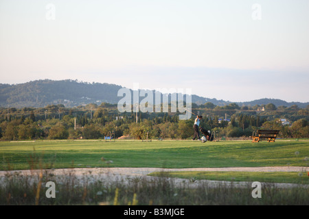 Man sur un practice de golf - Vue panoramique Banque D'Images