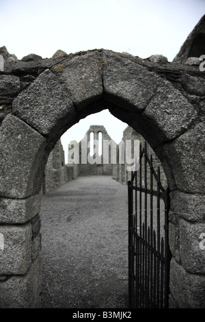 Arche de pierre gateway/porte d'une église à l'abandon en Irlande portrait Banque D'Images