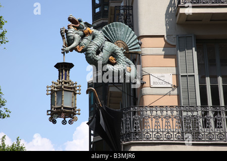 Ornement de la Chinese dragon monté sur un magasin qui vend des parapluies sur la Rambla à Barcelone Banque D'Images