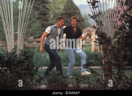 FOOTLOOSE 1984 Paramount film avec Kevin Bacon à droite Banque D'Images