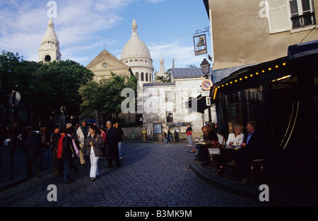 France Paris Les rues pavées de Montmartre et du Sacré Cœur, dans l'arrière-plan Banque D'Images