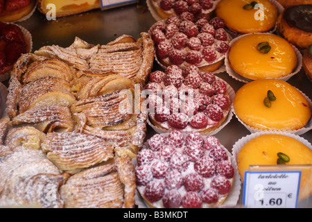France Paris une variété de pâtisseries affiche dans une vitrine à Paris Banque D'Images