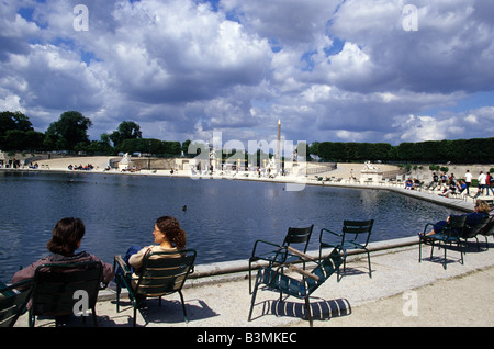 France Paris Détente au bord de l'eau dans le Jardin des Tuileries à Paris Banque D'Images