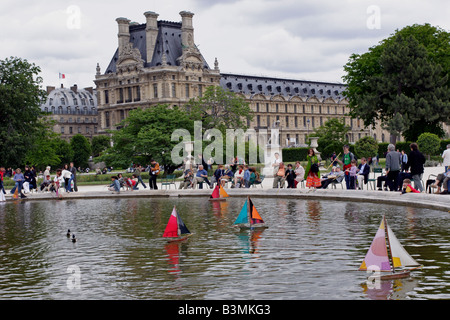 France Paris Voile miniture bateaux dans Jardin des Tulleries un dimanche après-midi à Paris Banque D'Images