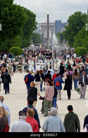 France Paris dimanche après-midi, les foules à Jardin des Tulleries et la Place de la Concorde à Paris Banque D'Images