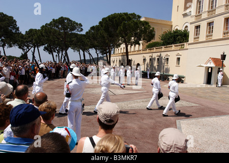 France Cote d Azur Monaco foules se réunissent chaque jour avant midi pour assister à la relève de la garde au Palais du Prince de Monaco Banque D'Images