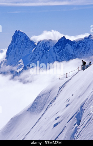 France Savoie Chamonix les skieurs de se préparer à la descente de l'Aiguille du Midi près du Mont Blanc, dans les Alpes Françaises Banque D'Images