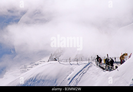 France Savoie Chamonix les skieurs de se préparer à la descente de l'Aiguille du Midi près du Mont Blanc, dans les Alpes Françaises Banque D'Images