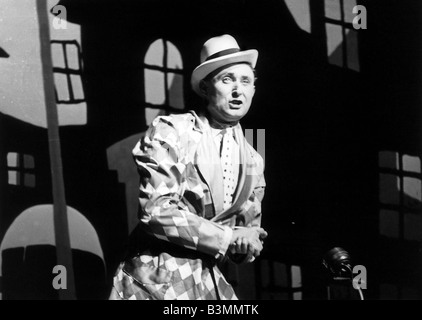 L'humoriste Max Miller apparaissant sur scène vers 1955 Mirrorpix Banque D'Images