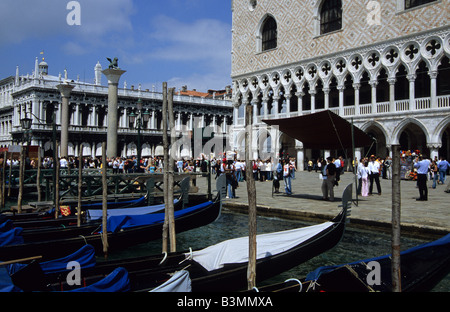 Italie Venise gondoles attaché le long du Grand Canal à côté de la Palazza Ducale Banque D'Images