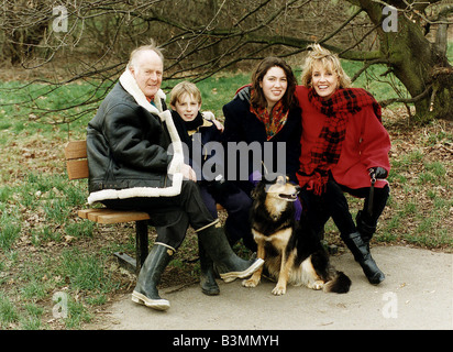 Esther Rantzen Présentateur TV avec mari plat Prodiucer Desmond Wilcox et les enfants Josué et Emily avec marmite le chien Banque D'Images