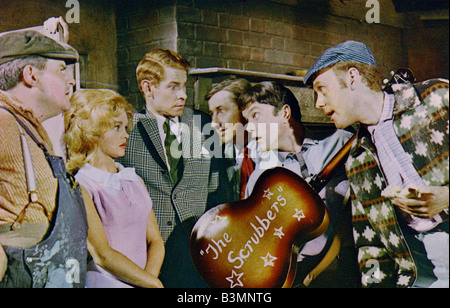 Père EST VENU TROP 1963 Rank film avec Stanley Baker troisième de gauche à côté de Sally Smith Banque D'Images