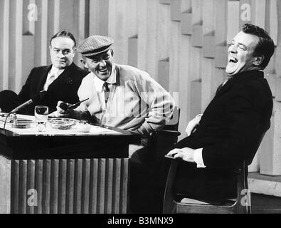 Eamonn Andrews présentatrice tv avec Bing Crosby et Bob Hope centre à gauche Banque D'Images