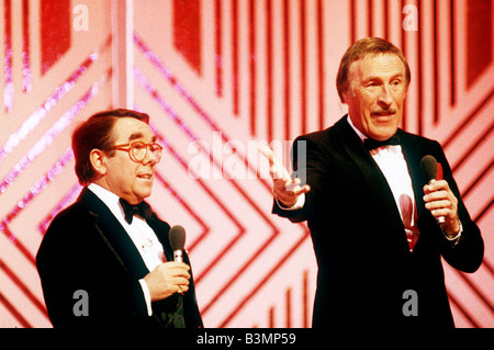 Ronnie Corbett comédienne et artiste du spectacle les deux Ronnies avec Bruce Forsyth au Royal Variety Performance au Palladium Banque D'Images