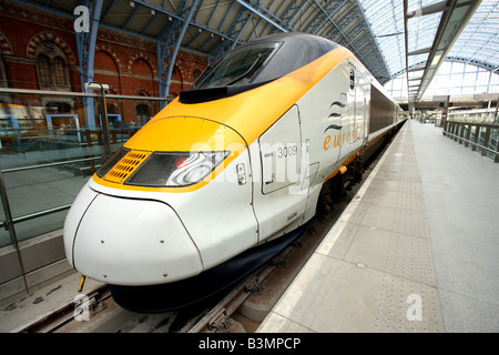 Eurostar en gare à l'hôtel récemment rénové, St Pancras International Londres Banque D'Images