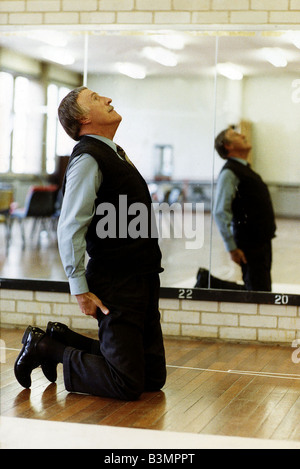 Bruce Forsyth, présentateur de télévision et comédien de l'exercice dans un gymnase Banque D'Images