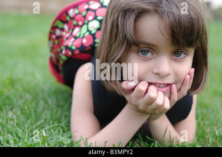 5 ans fille avec sac à dos en attendant le début de la maternelle Banque D'Images