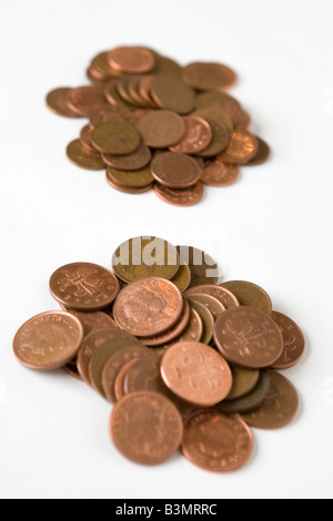 2 piles de 1 pence morceaux ou deux piles de bronze ou cuivre pennies Banque D'Images