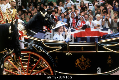 La reine Elizabeth II avec de grands Ronald Ferguson au mariage royal de Sarah Ferguson au Prince Andrew 1986 Banque D'Images