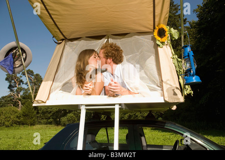 Germany, Bavaria, Young couple laying in tent Banque D'Images