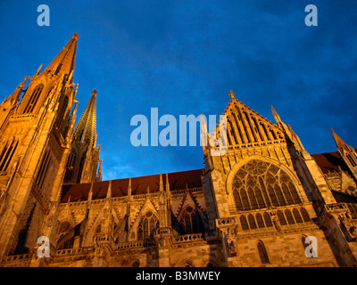 Deutschland, Bayern, Regensburger Dom bei nacht, la cathédrale Saint-Pierre de Ratisbonne Allemagne Bavière Banque D'Images