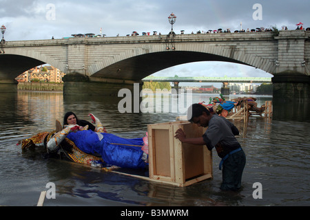 Les personnes qui participent à l'immersion de la déité, Laxmi, une des deux filles de Durga. Tamise, Putney, Londres, Angleterre. Banque D'Images