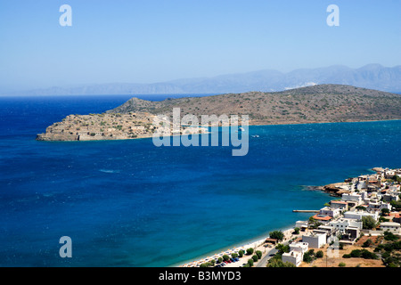 L'île de Spinalonga Elounda peninsula kolokitha et de montagnes au-dessus de plake Crète Grèce Banque D'Images