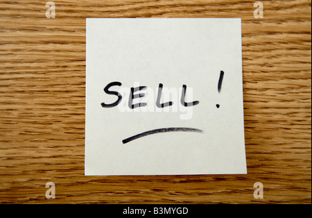 Note adhésive disant 'sell' Banque D'Images