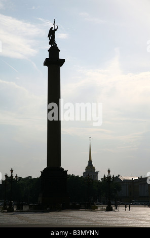 Colonne Alexandre conçu par Auguste de Montferrand à la place du palais de Saint-Pétersbourg, Russie Banque D'Images