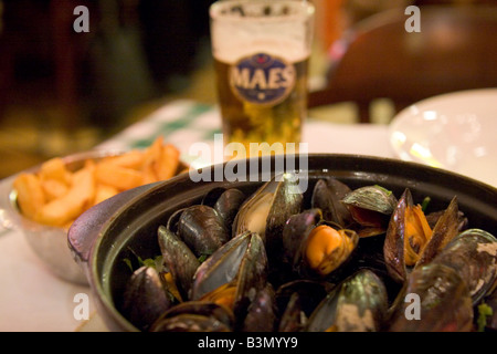 Spécialité locale de 'Moules' Frittes moules et frites dans un restaurant populaire 'Leon' à Bruxelles Belgique Banque D'Images