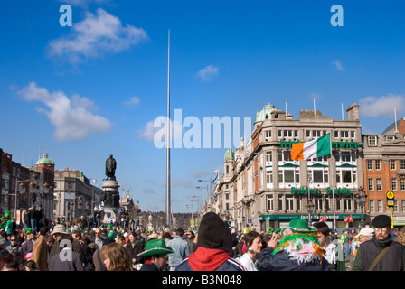 Rassembler les foules avec des drapeaux irlandais pour la St Patrick's Day Parade sur O'Connell Street à Dublin, Irlande Banque D'Images