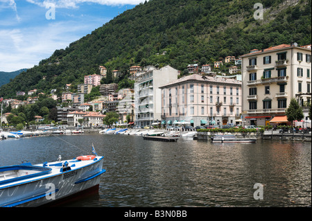 Sur les quais au bord du lac de Côme, Lac de Côme, Lombardie, Italie Banque D'Images