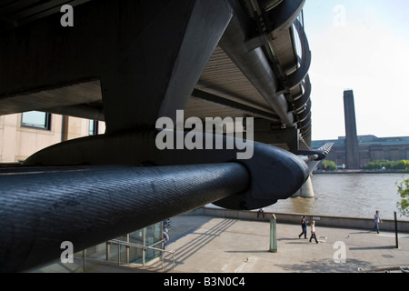 Détail de la face inférieure de la Millennium Bridge vu de la rive nord à la Tate Modern, à Londres, en Angleterre. Banque D'Images