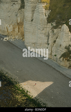 France Normandie Etretat les randonneurs au-dessous des falaises de craie près de la Porte d'Aval arch Banque D'Images