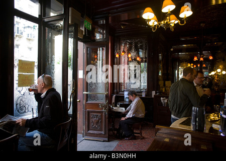 Dans la soirée traditionnellement buveurs victorien Salisbury pub sur St Martin's Lane à l'extrémité ouest des théâtres de Banque D'Images