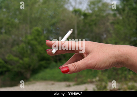 Cigarette allumée Banque D'Images