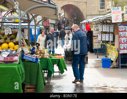 Les gens des boutiques du marché de plein air dans le centre-ville Place du marché à Mansfield, Nottinghamshire England UK Banque D'Images