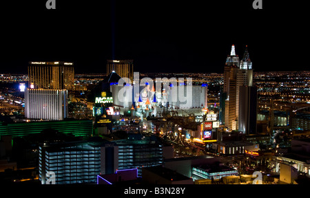Vue aérienne de nuit de Las Vegas, Nevada avec plusieurs casinos visible Banque D'Images