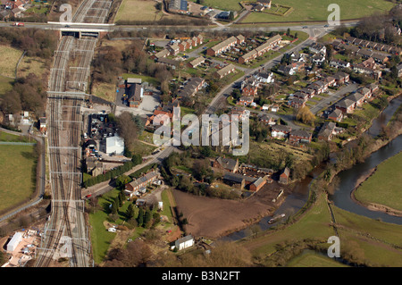 Une vue aérienne du village de Colwich dans Staffordshire montrant la rivière et canal de jonction ferroviaire Banque D'Images