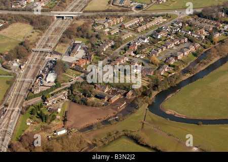 Une vue aérienne du village de Colwich dans Staffordshire montrant la rivière et canal de jonction ferroviaire Banque D'Images