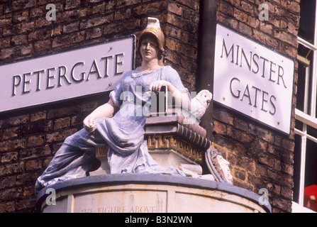 Minerve déesse romaine de la sagesse en pierre de York Street figure par Wolstenholme books Wise Owl Petergate Minster rues Gates Banque D'Images