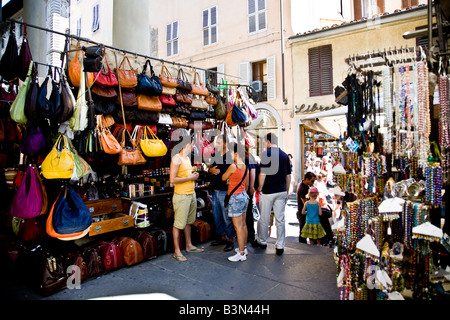 Consommateurs à la recherche de cuir dans un marché à Florence Banque D'Images